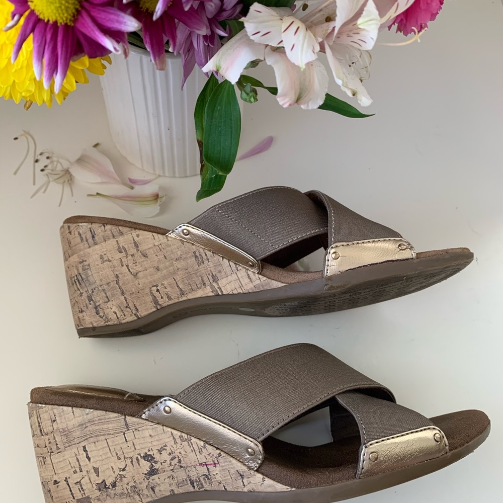 Gianni Bernini Gold Tone/Taupe Cork Wedge Sandals - Picture 4 of 8